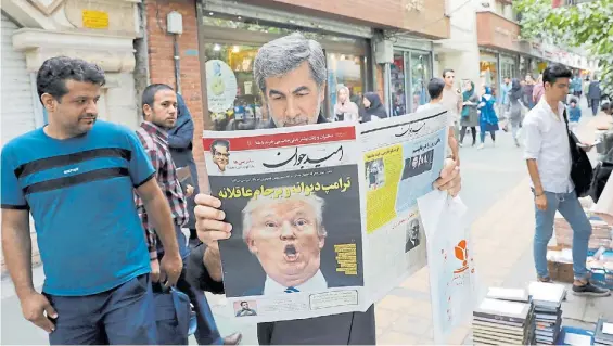  ?? EFE ?? Interés. Un ciudadano iraní lee un ejemplar del diario local Arman en cuya contratapa se publica una foto del presidente Donald Trump.