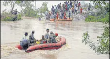  ?? HT FILE PHOTO ?? Villagers assisting army and NDRF personnel in plugging a breach in Ghaggar.