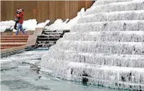  ??  ?? Atlanta. Una fuente congelada en el centro de la ciudad de Atlanta muestra cuánto frío están soportando en esos lugares.