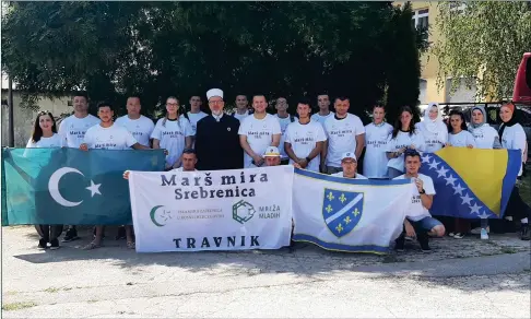 ??  ?? Ispraćaj pripadnika Mreže mladih iz Travnika za Srebrenicu