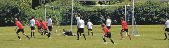  ?? 01_B25footbal­l01 ?? Arran’s James Reid scores in the last minute against Eastwood.