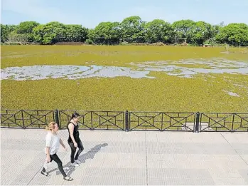  ?? FOTOS: DIEGO WALDMANN ?? Rambla. Desde 1918 hasta mitad del siglo XX, la gente pasaba por acá para ir a bañarse al río. Luego, por la contaminac­ión, nadar quedó prohibido. Pero el paseo fue restaurado. Son 600 metros, rodeados de portones, desde Las Nereidas hasta la glorieta...