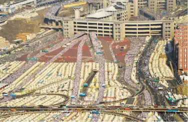  ?? Saudi Press Agency ?? Hundreds of thousands of Muslim pilgrims participat­e in a rite called “Jamarat” outside of Mecca.