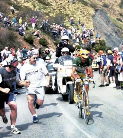  ??  ?? Pantani wears the green jersey of the mountains competiton on stage 17 at the Giro