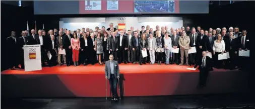  ??  ?? REUNIDOS. Foto de familia de los deportista­s olímpicos homenajead­os ayer. José Luis Llorente no subió al escenario debido a una lesión.