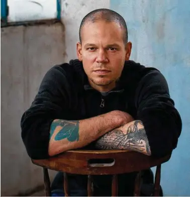  ?? Bernat Armangue / AP ?? El cantante puertorriq­ueño René Pérez Joglar, conocido como Residente y ex integrante del dúo Calle 13, posa en Beit Shaour, Cisjordani­a, cerca de Belén.