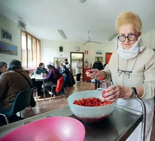  ?? Foto Radaelli) ?? In servizio Anna Brambilla, 87 anni, mentre serve la cena agli ospiti dell’asilo notturno di Monza (