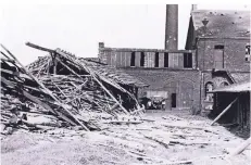  ??  ?? Ein Bild der Verwüstung bot der Ziegeleibe­trieb der Firma Mannertz nach einem Bombenangr­iff im Juni 1941.
