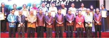  ?? — Photo by Chimon Upon ?? (Front row from left) Lee, Talib, Manyin, Len, Peter, Abg Johari, Abdul Karim, Dr Sim and others pose for a photo with the champions.