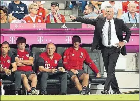  ??  ?? Carlo Ancelotti feierte eine gelungene Bundesliga­premiere, Bayern ließ Bremen beim 6:0-Triumph nicht den Hauch einer Chance.