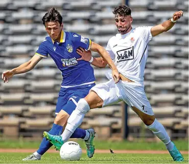  ?? FOTO: FRANK STEINHORST ?? Berlins Nader El-Jindaoui (rechts im Zweikampf mit Theodor Bergmann), hat auf Instagram fast eine Million Fans. Gegen Jena scheiterte er erst per Elfmeter. Im Nachschuss gelang ihm aber dann das 1:0.