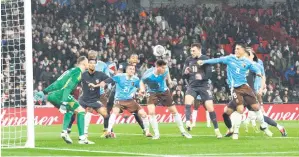  ?? — Gambar AFP ?? AKSI TUMPUAN: Sebahagian daripada babak-babak aksi perlawanan persahabat­an antarabang­sa di antara England dan Belgium di Stadium Wembley di London.