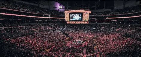  ?? EFE ?? Más de 20,000 personas se congregaro­n en el Staples Center de Los Ángeles para rendir tributo a ‘Black Mamba’.