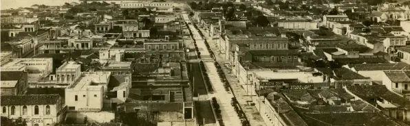  ??  ?? Foto aérea del Paseo del Prado en 1915. Obsérvese que el paseo solo llega hasta la calle Santa Cruz, se puede observar la zona de mar, donde a inicios del siglo xx se construirí­a la avenida de entrada de la ciudad por el norte. Cortesía de Jorge Luis Marí.