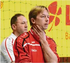  ?? Foto: Walter Brugger ?? Trainer Sebastian Twardoch will mit den Fußballeri­nnen des TSV Pfersee den Klas senerhalt in der Landesliga Süd schaffen.