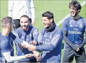  ??  ?? BUEN ROLLO. Isco y Morata, dos de los que piden los internauta­s, bromearon con Yánez y Carvajal.