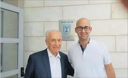  ??  ?? Drehte nicht nur Kerns Pizza-Video, sondern auch eines mit Israels verstorben­em Präsidente­n Schimon Peres: Moshe Klughaft (re.).