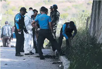  ?? FOTO: EL HERALDO ?? En una acera cubierta de maleza de una calle ubicada detrás del Instituto Luis Bográn encontraro­n el cadáver de Iván Mejía Montoya, al que trataron de incinerar.