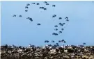  ?? ?? PAQUETE con comida lanzados vía aérea caen en Gaza, ayer.