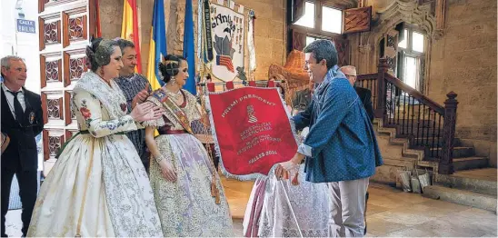  ?? EFE/ MIGUEL ÁNGEL POLO ?? El presidente Carlos Mazón recibió ayer en el Palau a la falla L’Antiga de Campanar, tras obtener el Primer Premio de la Sección Especial