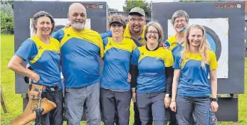  ?? FOTO: SG TUT ?? Die erfolgreic­hen Tuttlinger Bogenschüt­zen in Karlsruhe (von links): Elke Rapp, Klaus Rapp, Tina Lehmann, Ralf Bürmann, Anja Bürmann, Claudia Welte und Lilli Reiner.