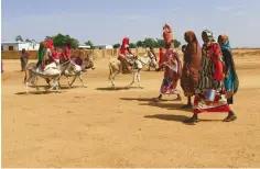  ?? (Reuters) ?? WOMEN WALK to the market in Abu Shock IDPs camp in Al Fashir, capital of North Darfur, Sudan, last year.