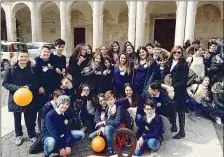  ??  ?? Apprendist­i ciceroni Gli studenti della scuola media Leonardo da Vinci Orazio Nucula hanno partecipat­o anche quest’anno alle Giornate del Fai