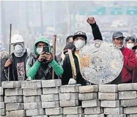  ?? (AP) ?? Diálogo. Pese a las protestas y los piquetes de ayer, los grupos de indígenas y campesinos aceptaron la propuesta del presidente de dialogar.