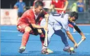  ?? H ?? Yousuf Affan (right) is challenged by a Chinese rival in Kuantan.