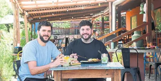  ?? RAMIRO PEREYRA ?? PARADOR DEL CUADRADO. Marcos “Tati” Morlans y Matías Álvarez, socios propietari­os del primer restaurant­e en la zona.