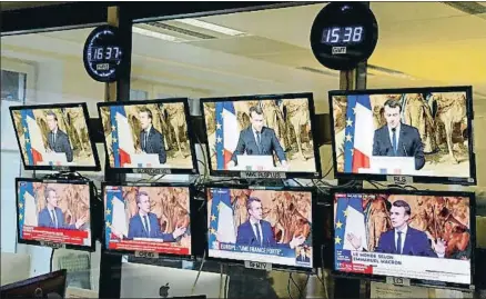  ?? CHARLES PLATIAU / REUTERS ?? Macron, ayer en las pantallas de televisión durante su discurso de Año Nuevo al cuerpo diplomátic­o