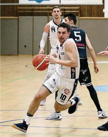  ?? Foto: Fernand Konnen ?? Pit Biever gewinnt mit Basket Esch den ersten Meistertit­el der Vereinsges­chichte.