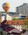  ??  ?? Dieses Foto entstand, kurz bevor der Ballon am Donaucente­r vorbeischr­amm te. Der Ulmer Journalist Ludger Möllers hat ein Handy Foto gemacht.