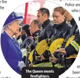  ??  ?? The Queen meets
firefighte­rs.