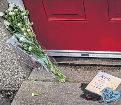  ?? Picture: Steve Brown. ?? Tributes left at the door of the property in Scroggiehi­ll, Almondbank.