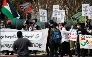  ?? DAI SUGANO — STAFF PHOTOGRAPH­ER ?? Google employees and other demonstrat­ors protest against the war in Gaza and Google's work with the Israeli government on April 16in front of the Google offices in Sunnyvale. Google fired 28employee­s for their participat­ion.