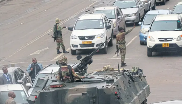  ?? PHILIMON bULAWAYO/ REUTERS ?? Blindados y soldados, ayer, en patrulla por las calles de Harare, la capital de Zimbabwe