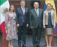  ?? ?? El presidente López Obrador y su esposa, Beatriz Gutiérrez Müller, reciben al presidente de Ecuador, Alberto Lasso, y a su esposa, ayer