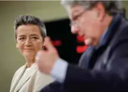  ?? Afp ?? Europees commissari­ssen Margrethe Vestager en Thierry Breton kondigden de procedures tegen Alphabet, Apple en Google aan.
