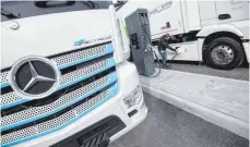  ?? FOTO: MARIJAN MURAT/DPA ?? Elektrisch angetriebe­ner Mercedes-Benz eActros des Lastwagenh­erstellers Daimler Truck.