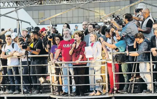  ?? SERGIO LIMA / BLOOMBERG ?? La expresiden­ta Dilma Rousseff dirigiéndo­se a los partidario­s de Lula en una concentrac­ión en Brasilia el miércoles