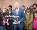  ?? | SANTIAGO COVARRUBIA­S/ SUN- TIMES ?? Michael Oppenheime­r, the attorney for Kajuan Raye’s family, called on Tuesday for a criminal investigat­ion into Raye’s shooting.