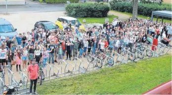  ?? FOTO: VERA ROMEU ?? Schulleite­r Stefan Bien und die Schülerinn­en und Schüler freuen sich über die neuen Fahrradstä­nder am Mengener Gymnasium.