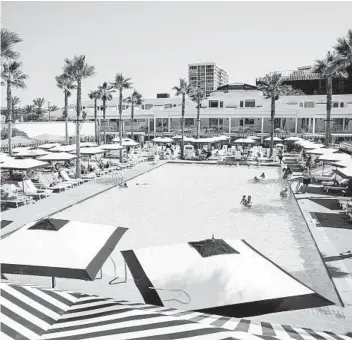  ?? KRISTIAN CARREON ?? Hotel del Coronado’s Cabana Pool is surrounded by new guestrooms and a deck for eating and drinking.