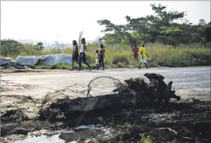  ?? Photo (above): Delwyn Verasamy ?? Compounded chaos: Umdoni residents have been protesting for weeks about service delivery. Mayor Thabani Dube (below) has been axed for corruption that occurred on his watch.