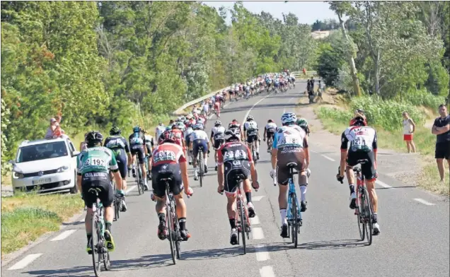  ??  ?? ABANICOS. El viento fue la gran amenaza de la segunda etapa de la Vuelta a España y se vivieron momentos de mucha tensión en las carreteras francesas.