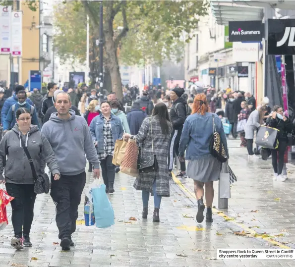  ?? ROWAN GRIFFITHS ?? Shoppers flock to Queen Street in Cardiff city centre yesterday