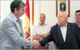  ?? / ÓSCAR CORRAL ?? Álvaro Vila, alcalde socialista, recibe el relevo de Manuel Gallego, al frente del Ayuntamien­to durante más de 40 años.