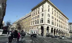  ??  ?? Centro Piazza Vittorio è nel centro della città, a pochi passi dalla stazione Termini (foto LaPresse)