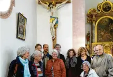  ?? Foto: Dagmar Benz ?? Kolpingsfa­milie Gersthofen und Familie Pfaffenzel­ler bei der Kreuz-Weihe in St. Emmeram.